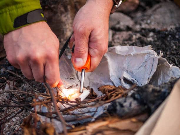 Allumer un feu avec un firesteel : Mode d'emploi
